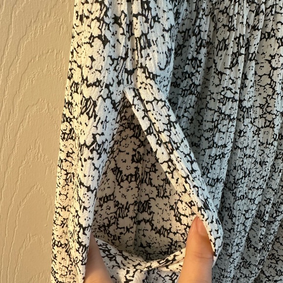 Volcom black/white flower pattern Sundress - Small - Picture 5 of 8